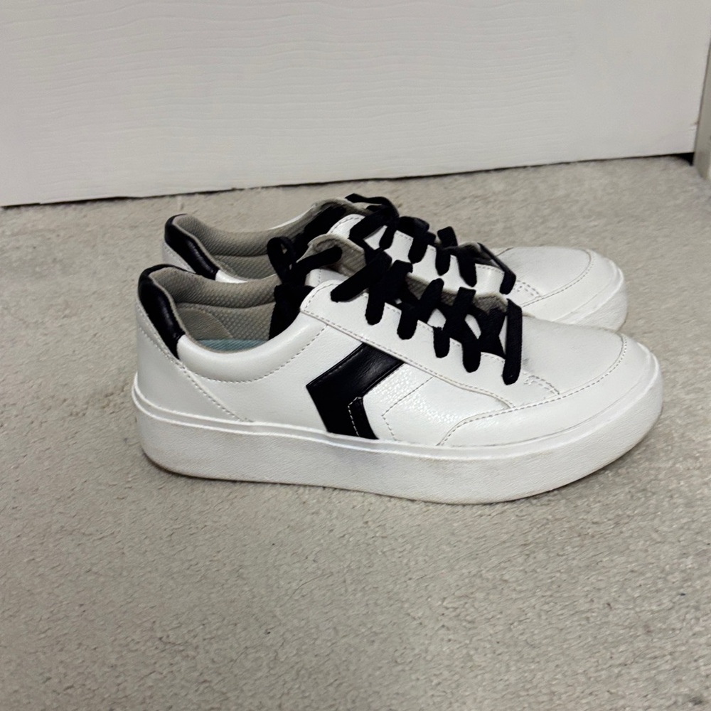 Dr. Scholl's Madison White and Black Sneakers